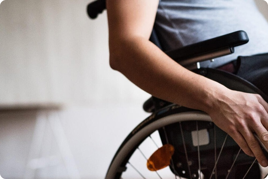 Для людей с ограниченной подвижностью: делает возможным самостоятельное передвижение и поддерживает поездки для выполнения повседневных задач и поручений.